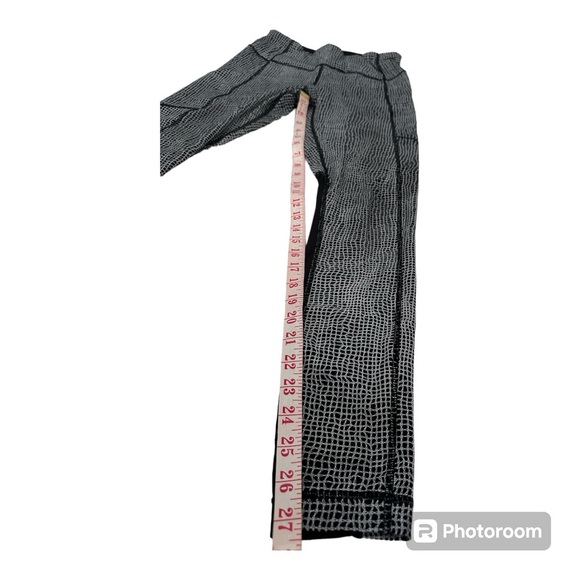 Lululemon pants in great condition. Size 6. - Picture 12 of 13